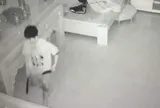 Kẻ lạ xuất hiện trong đêm, dùng dao khống chế người mẹ đang ngủ cùng 2 con nhỏ