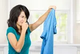 Vì sao quần áo giặt sạch vẫn có mùi hôi?