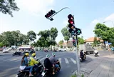 Mức phạt đối với xe dừng đèn đỏ chắn lối rẽ phải năm 2026