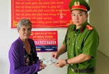 Thấy nhiều tờ tiền vương vãi trên đường, cụ bà 74 ở Vĩnh Long có hành động khiến nhiều người xúc động