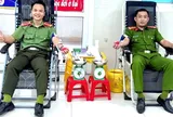 Khoảnh khắc xúc động tại bệnh viện: Hai cán bộ công an hiến máu cứu bệnh nhi vượt cửa tử