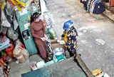 Đến trả 500.000 đồng nợ cũ từ nhiều năm, người phụ nữ chết lặng trước câu nói của con gái chủ tiệm