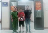 Phát hiện cháu bé bơ vơ giữa chiều tối, công an khẩn trương tìm người thân