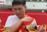 Đỗ đại học top 1 cả dòng họ thưởng nóng gần 4 tỷ: Nam sinh được ghi danh riêng một trang trong gia phả