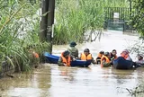 Cõng người già, trẻ nhỏ vượt vùng nước sâu