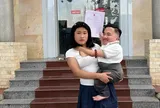 Cô gái 18 tuổi bế bạn trai mắc bệnh xương thủy tinh đi đăng ký kết hôn, câu chuyện phía sau khiến nhiều người cảm phục