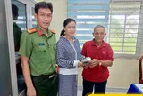 Mở chiếc túi vô chủ ven đường, người đàn ông sững sờ trước thứ bên trong