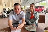 Đang chở người phụ nữ đến ngân hàng, thấy dấu hiệu lạ từ những cuộc gọi, tài xế taxi lập tức đưa thẳng đến công an