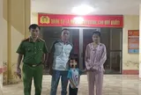 Bé 4 tuổi hoảng sợ vì lạc đường trong đêm được công an đưa về nhà an toàn