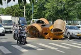 Xe lu hàng tấn rơi khỏi xe tải giữa đường, người đàn ông ôm bé trai chạy thoát