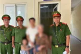 Đi ra ngoài rồi quên đường về nhà, cụ bà được cảnh sát giúp đoàn tụ gia đình