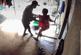 Công an truy tìm người đàn ông bịt mặt có 'hành động lạ' với bé gái 10 tuổi