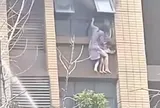 Hai mẹ con bám ngoài cửa sổ giữa biển lửa chờ cứu hộ nhưng trượt tay rơi xuống, toàn bộ diễn biến được camera ghi lại