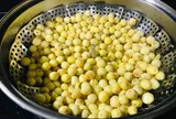 Cách bảo quản hạt sen tươi lâu, để cả năm vẫn bùi ngọt không bị thâm, đắng