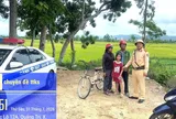 Bé gái 9 tuổi đạp xe trong trạng thái hoang mang đã về với gia đình