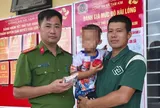 Bé 5 tuổi đi tìm bố rồi bị lạc đường gần 2 km, công an nhanh chóng tìm người thân