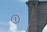 Người đàn ông leo lên đỉnh cầu Brooklyn rồi bất ngờ lao xuống ở độ cao 85m, sống sót kỳ diệu, vật cầm trên tay gây chú ý