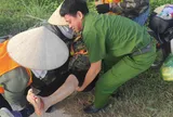 Người phụ nữ nằm gục bên đường sau tai nạn, được cán bộ công an hỗ trợ đưa đi cấp cứu