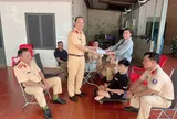 Cảm động hình ảnh CSGT Đồng Nai nhận đỡ đầu thiếu niên liệt hai chân, hỗ trợ 5 triệu đồng mỗi tháng