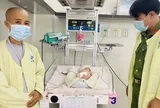 Bé sơ sinh chưa cắt dây rốn, bị bỏ trong bao nilông trước cổng chùa, công an khẩn trương đưa đến bệnh viện