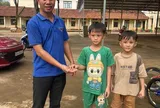 Nhặt được bông tai vàng khi chơi ở trường, hai anh em có hành động khiến nhiều người khen ngợi