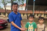 Nhặt được bông tai vàng khi chơi ở trường, hai anh em có hành động khiến nhiều người khen ngợi