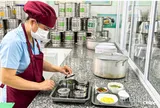 Bảo vệ, phục vụ, cấp dưỡng có được xác định là nhân sự hỗ trợ giáo dục và hưởng phụ cấp ưu đãi nghề không?