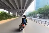 Hai thiếu niên đi xe máy vào làn ô tô rồi lạng lách, đánh võng