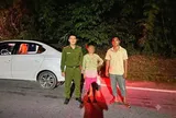 Nhớ bố, bé gái 10 tuổi một mình rời nhà đi tìm, may mắn được công an phát hiện trên đường vắng trong đêm tối