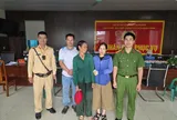Sau khi giúp người phụ nữ đi lang thang trên cao tốc đoàn tụ với gia đình, lực lượng công an tiếp tục làm một việc bất ngờ