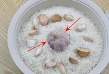 Bỏ vài tép tỏi vào thùng gạo, bạn sẽ nhận được lợi ích bất ngờ