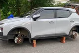 Ô tô bị bị tháo trộm 2 bánh xe khi đỗ qua đêm ở khu đô thị tại Hà Nội