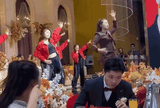 Mẹ "quẩy" hết mình trên sân khấu, cô dâu chỉ vào mẹ chồng nói một câu, lời đáp của chú rể khiến cộng đồng mạng "tan chảy"
