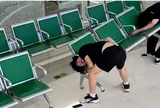 Clip hy hữu: Nam thanh niên kẹt đầu vào tay ghế bệnh viện, bạn đến cứu cũng rơi vào tình cảnh tương tự