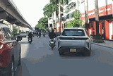Clip ô tô hất ngã xe máy sau màn tạt đầu, đánh võng trên phố Hà Nội
