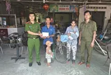 Chồng chạy xe đạp điện đưa vợ mới sinh cùng 2 con nhỏ về quê, kiệt sức bên quốc lộ và cái kết ấm lòng