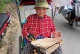 Nhặt ví 2,5 triệu đồng giữa trời mưa, bà bán vé số ngồi xe lăn làm một việc xúc động