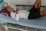 Người mẹ bán vé số nuôi con bệnh tâm thần, được công an giúp đỡ