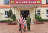 Bé gái 9 tuổi hoang mang đạp xe lúc 3h sáng, may mắn được công an phát hiện