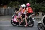 Chở 3 trẻ em dưới 14 tuổi có được không?