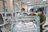 Xót xa bé sơ sinh 1kg bị bỏ rơi ở chân cầu, đang điều trị nguy kịch
