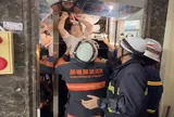 Giải cứu 13 người mắc kẹt trong thang máy ở Hà Nội, có 8 trẻ em: “Dũng cảm lên! Có chú đây rồi!”