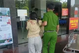Phát hiện 3 người nằm bất động trên đường, Trung tá công an lập tức dừng xe cứu người