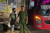 Đi bộ từ Hà Nội về quê trong tình trạng kiệt sức, người đàn ông may mắn gặp Công an