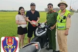 Chiếc túi vô chủ bên đường khiến CSGT Quảng Trị lập tức tìm người đánh rơi