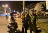Phát hiện cháu bé 5 tuổi đi một mình trong đêm, công an lập tức vào cuộc
