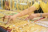 Giá vàng hôm nay 15/8: Vàng SJC và nhẫn đồng loạt giảm mạnh, vàng thế giới bật tăng