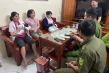 Phát hiện bé gái gần 1 tháng tuổi bị bỏ rơi trong giỏ nhựa cùng lời nhắn của mẹ