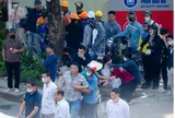 Người thân gục khóc tại hiện trường vụ va chạm xe buýt trên đường Nguyễn Trãi, một cháu bé 5 tuổi tử vong
