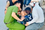 Kịp thời giải cứu người mẹ ôm con nhỏ định tự tử trên cầu